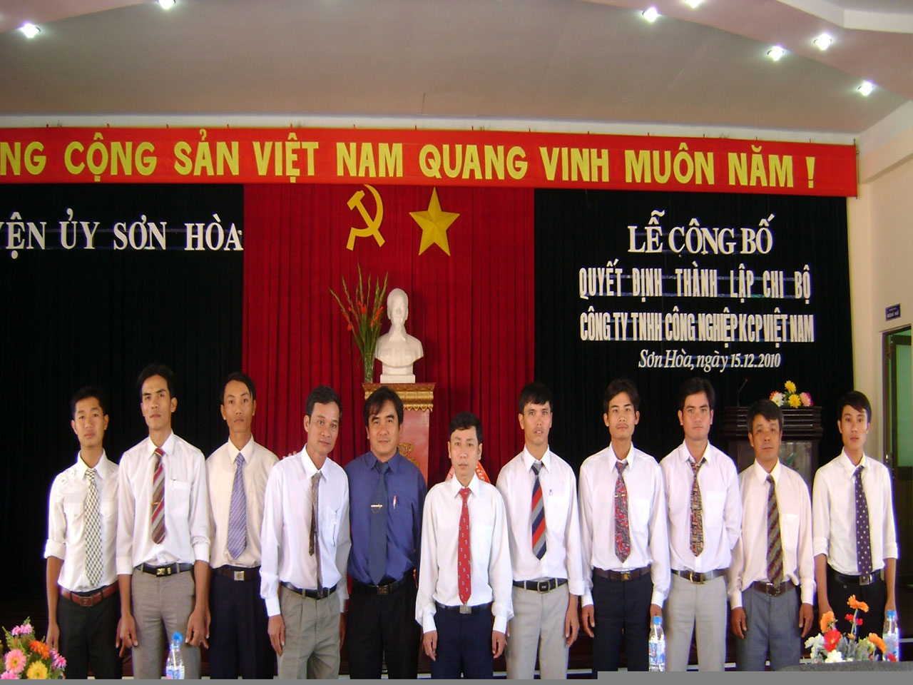 Thành lập Chi đoàn thanh niên và Chi bộ Đảng